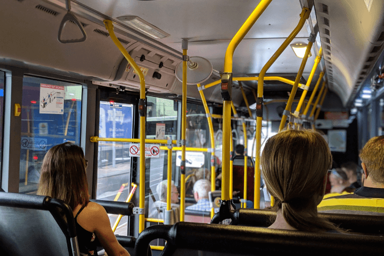 Passageiros usando ônibus como meio de transporte.