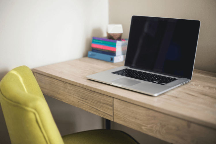 Laptop e escrivaninha, ambiente ideal para quem trabalha em home office.