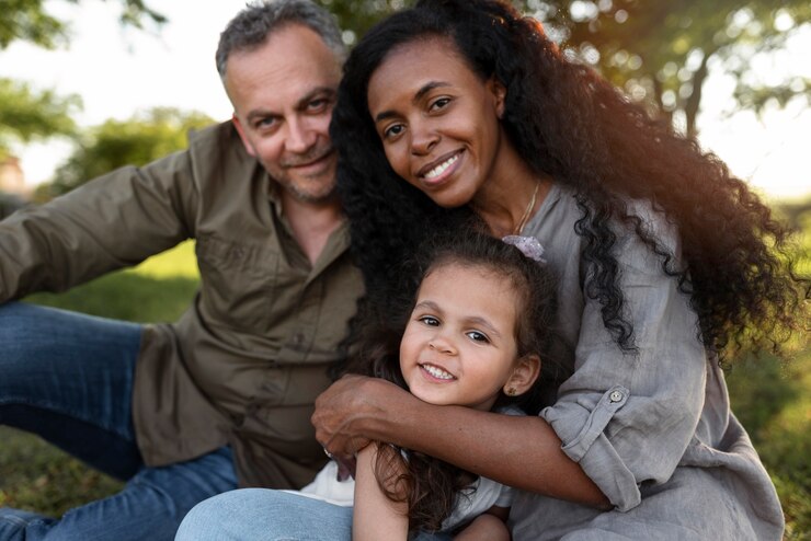 Foto de uma família ilustrando a importância da saúde familiar